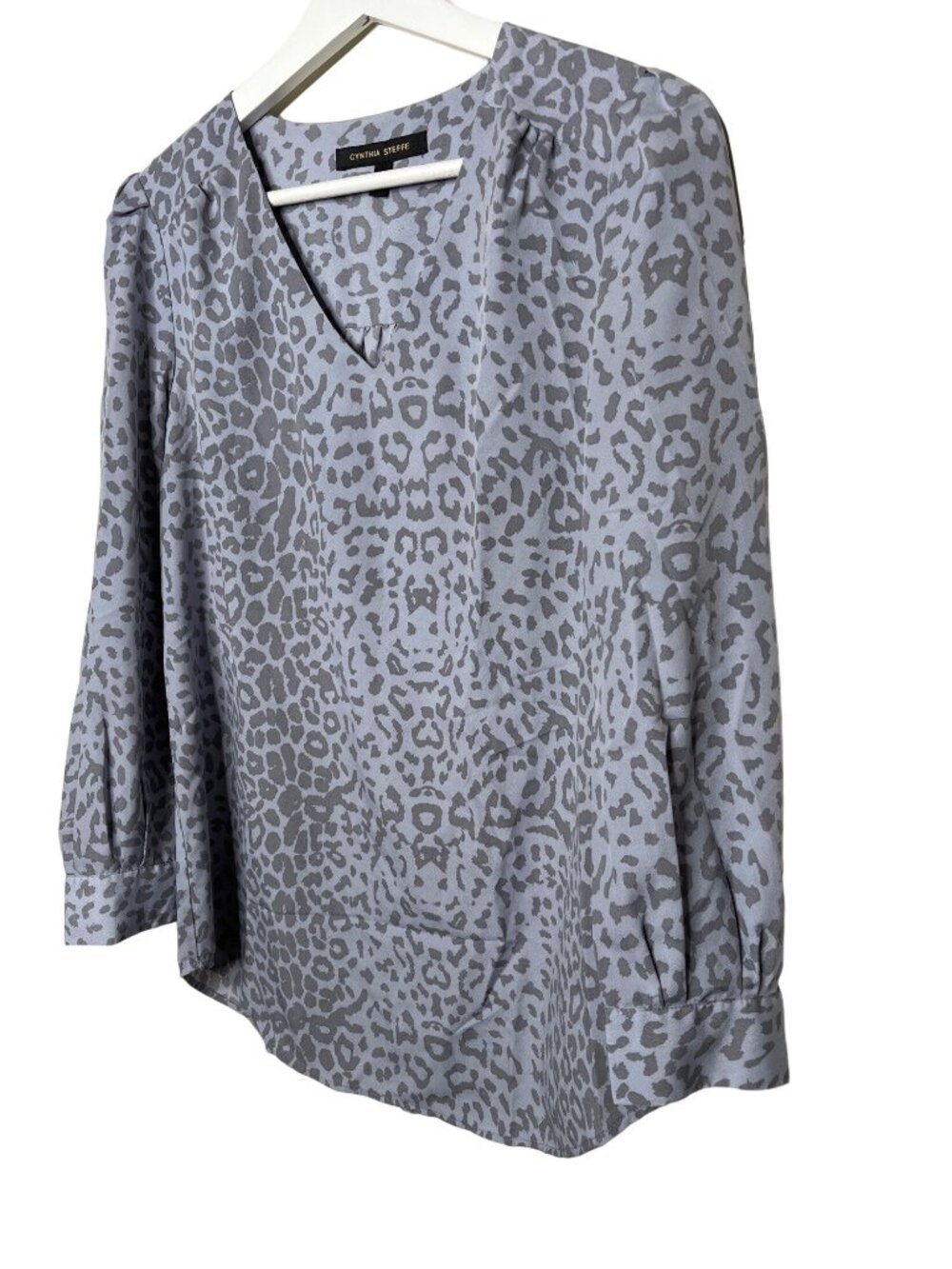 Cynthia Steffe Gray Animal Print Blouse Small V Neck Long Sleeve